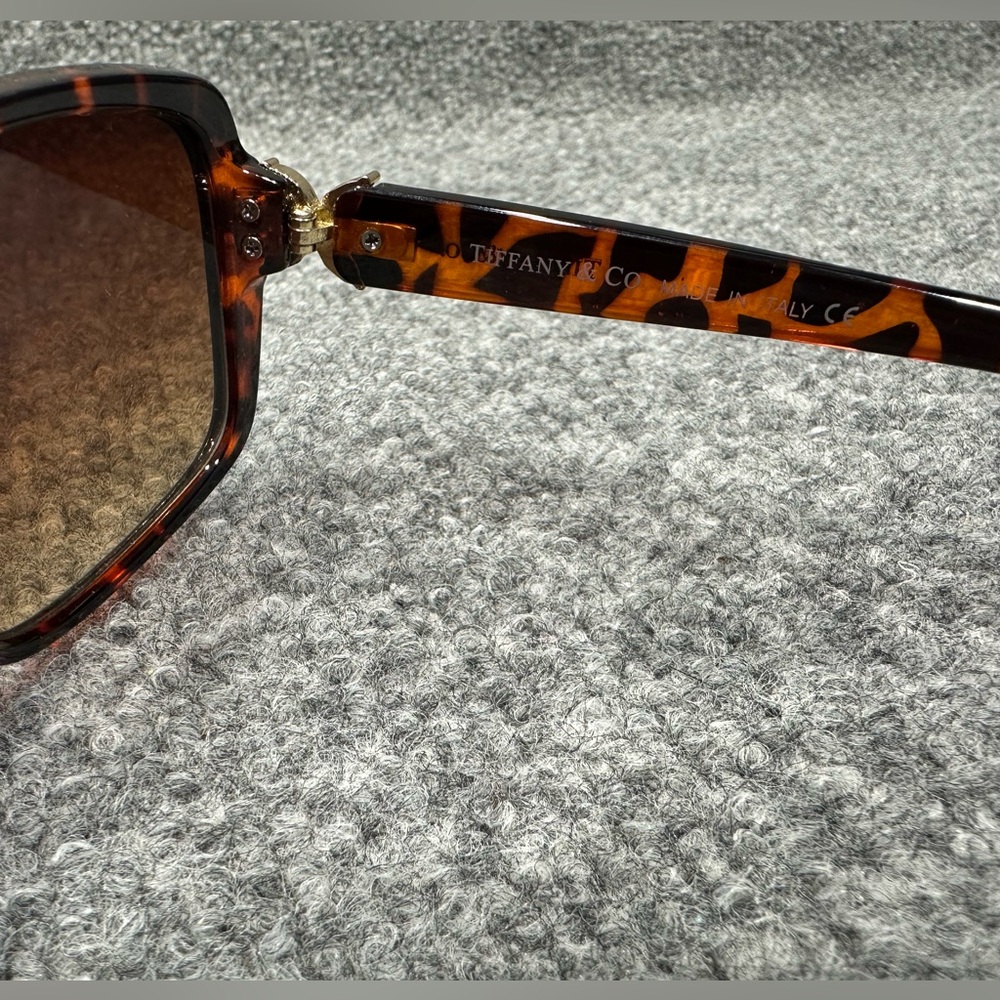 Tiffany & Co. Tortoiseshell Sunglasses with Tiffany Blue Case RB0138 - Picture 4 of 7